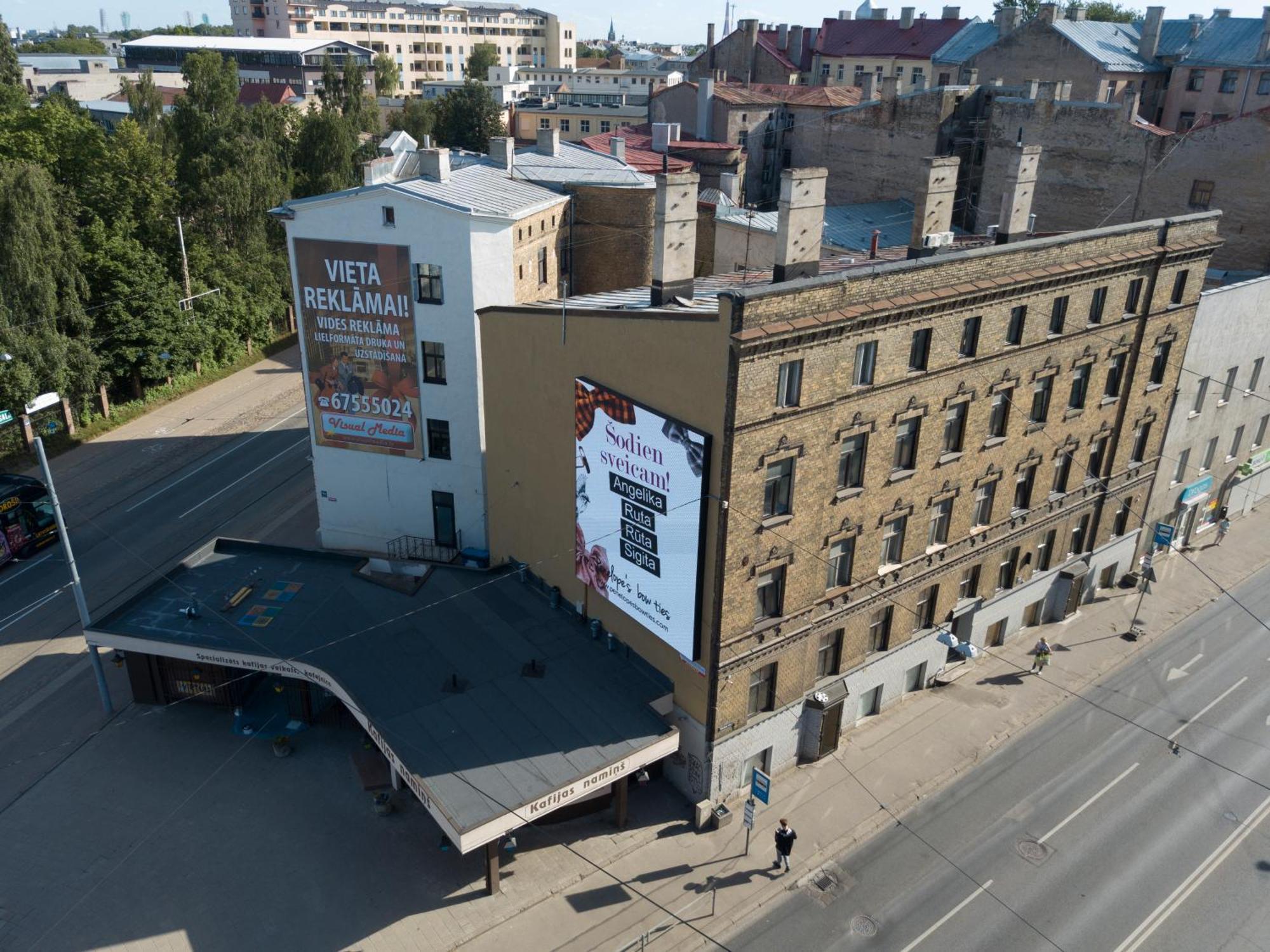 Aparthotel ريغا المظهر الخارجي الصورة The building of the former cinema in 2018