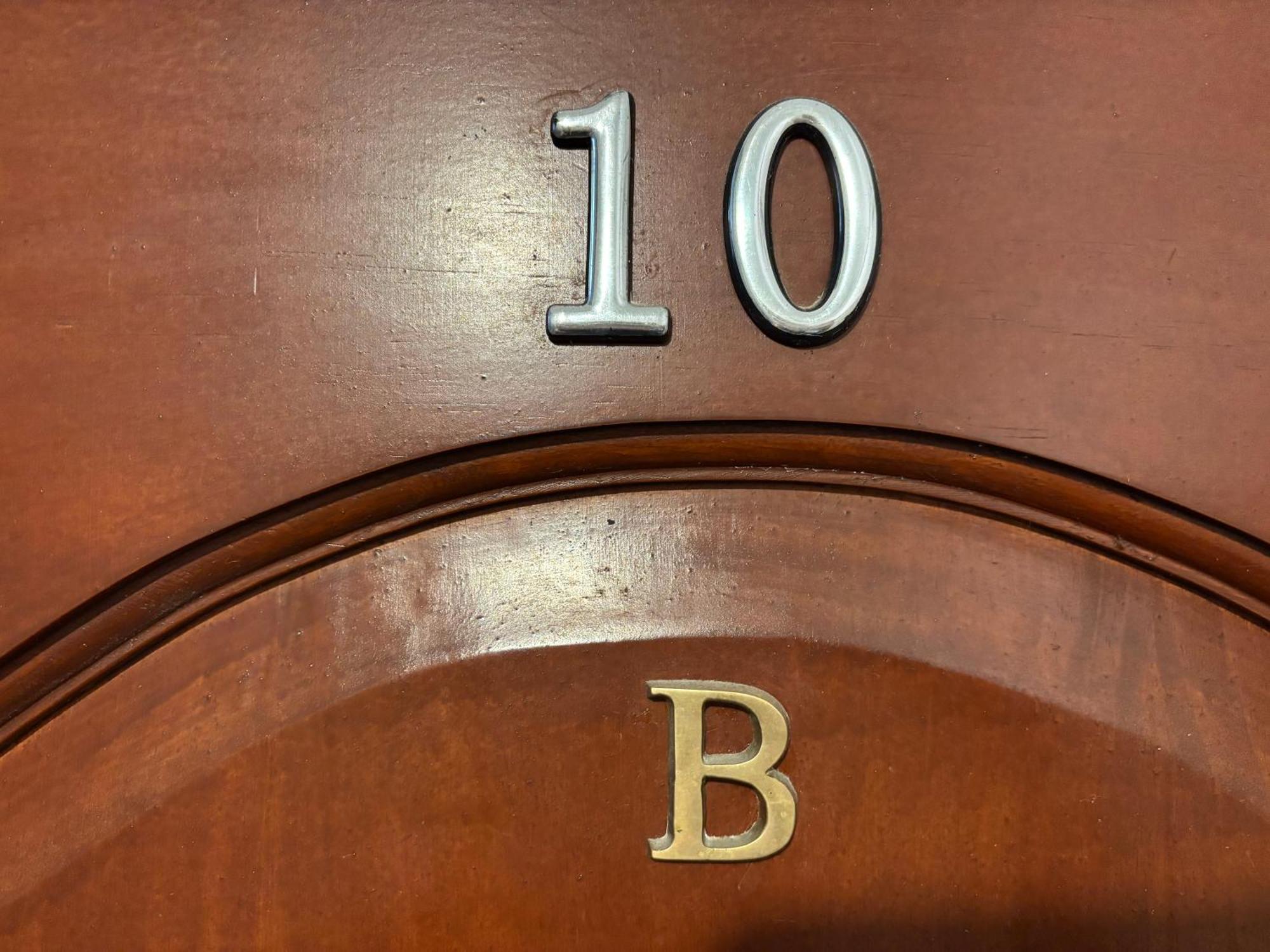 Aparthotel ريغا الغرفة الصورة The 10B apartment door
