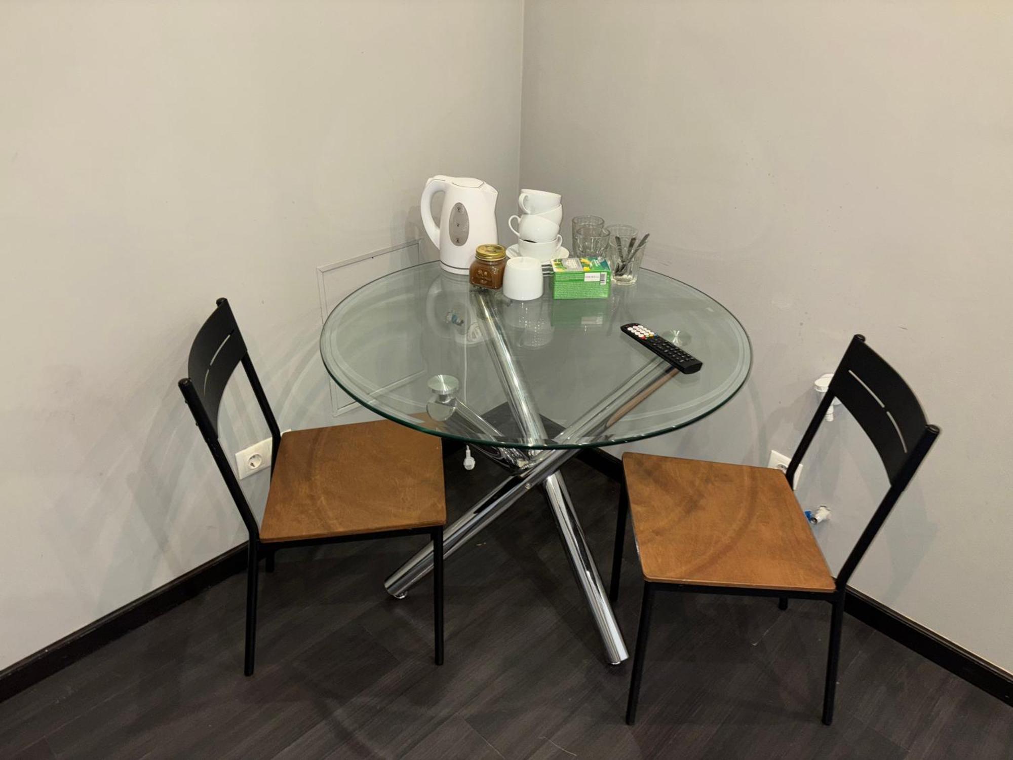 Aparthotel ريغا المظهر الخارجي الصورة A glass table